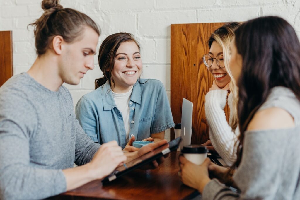 Pessoas se cumprimentando em inglês